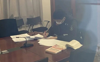 信安駐校保安到交大碩士：所有逆襲的背后，都是堅(jiān)持的力量